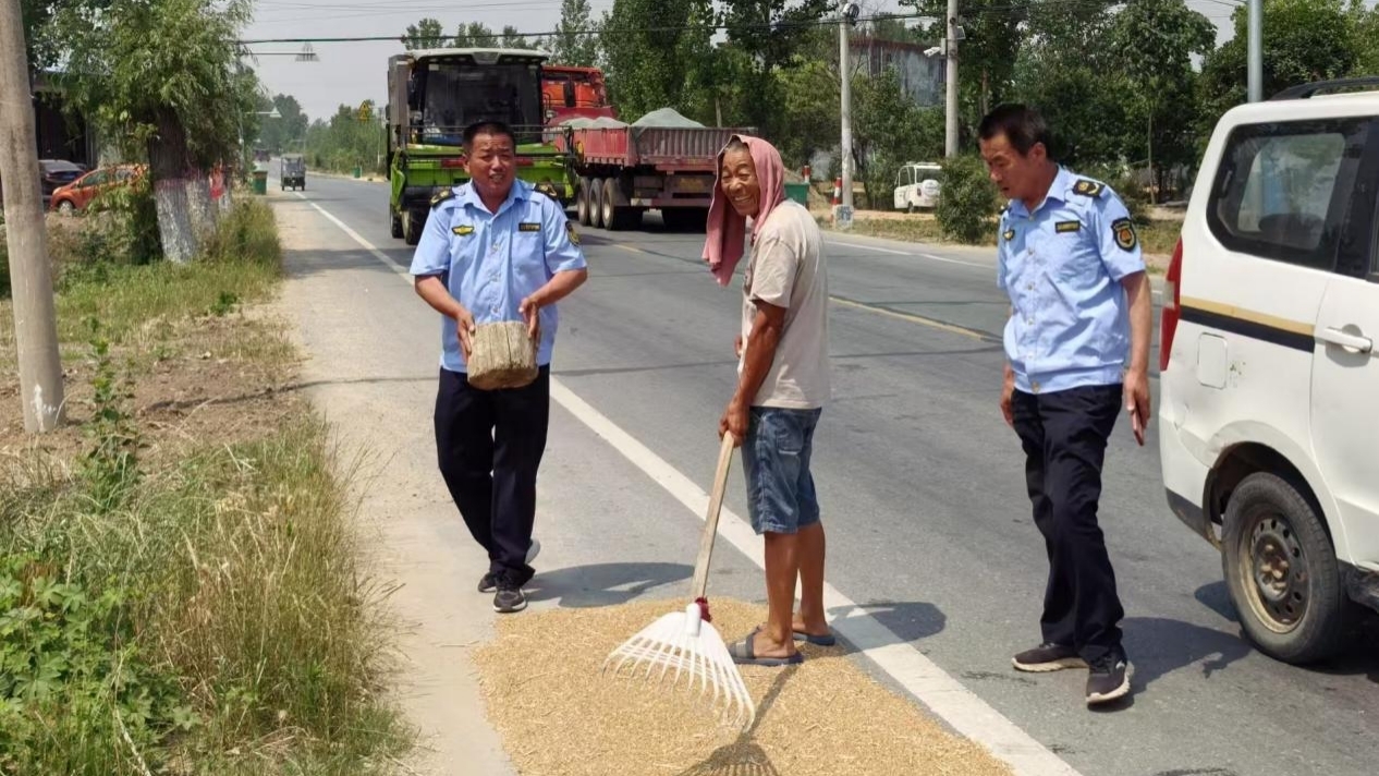 新蔡县佛阁寺镇：清理占道打场晒粮 为道路畅通“护航”
