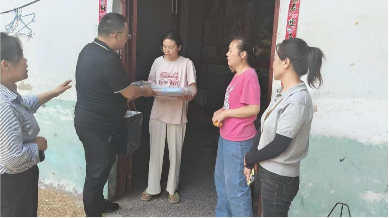 情暖童心 让爱“童”行——中国黄金集团慰问新蔡县今是街道宋圈村留守儿童活动