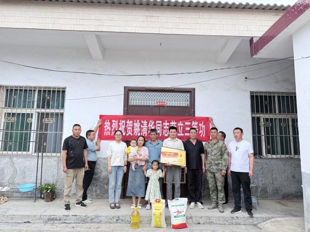 汝南县东官庄镇开展为立功受奖士兵送喜报活动