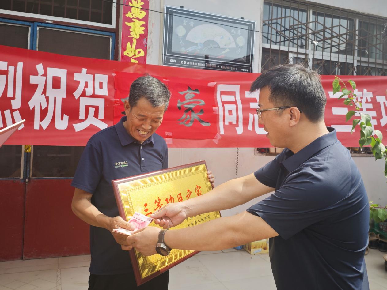 汝南县老君庙镇为荣立三等功现役军人家庭送喜报