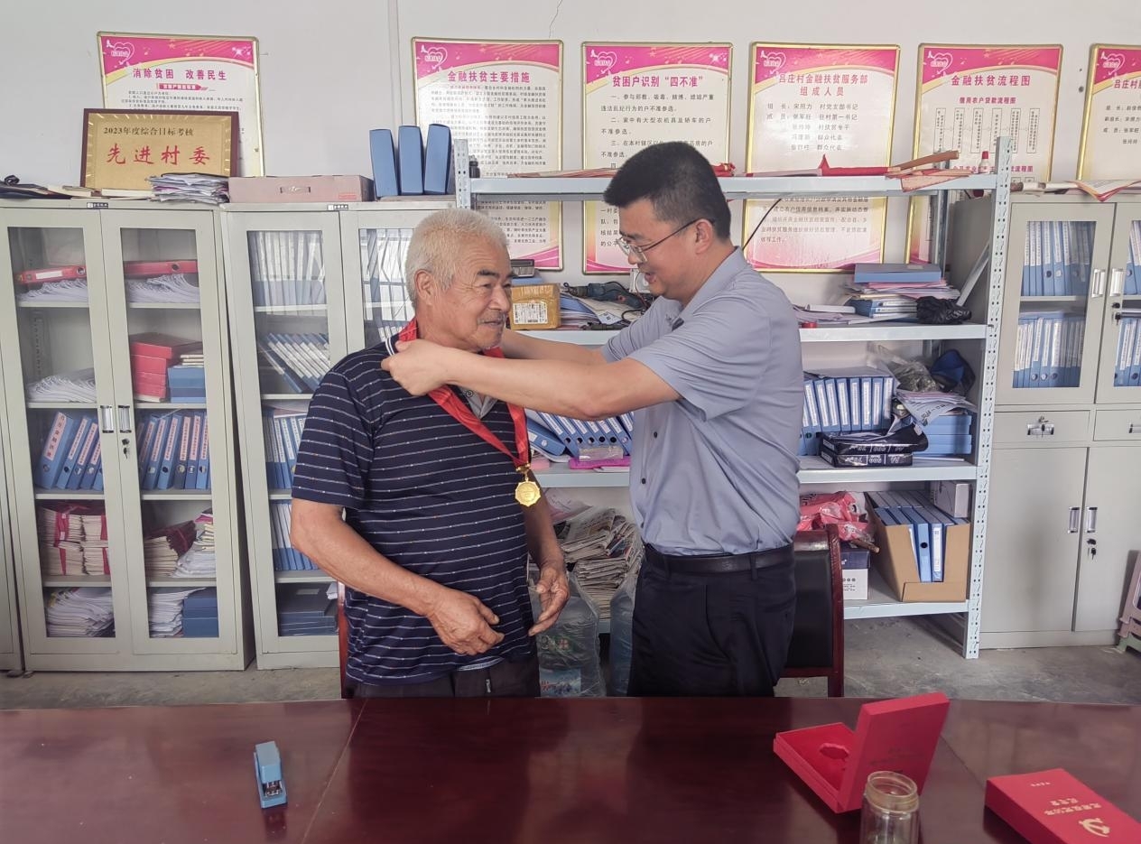 银发映初心 薪火永相传—泌阳县下碑寺乡开展“光荣在党50年”纪念章颁发活动