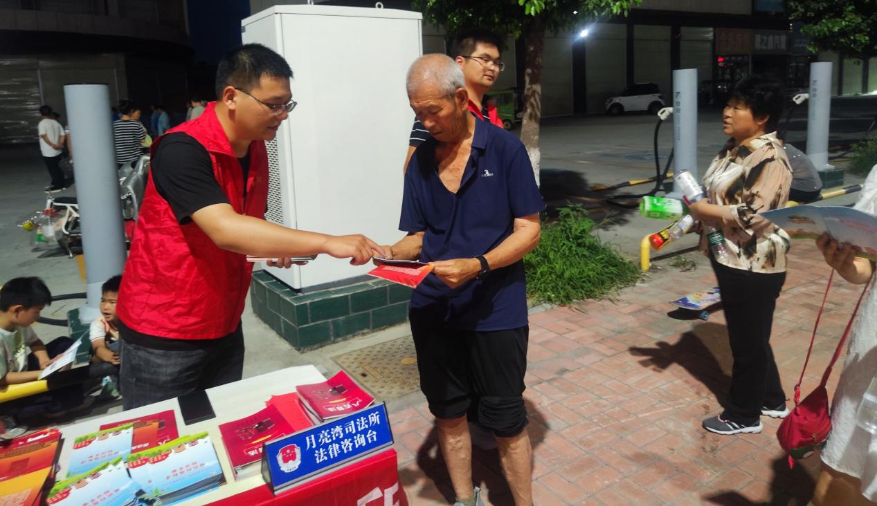 新蔡县司法局月亮湾司法所：夏夜纳凉普法行 筑牢安全防护堤