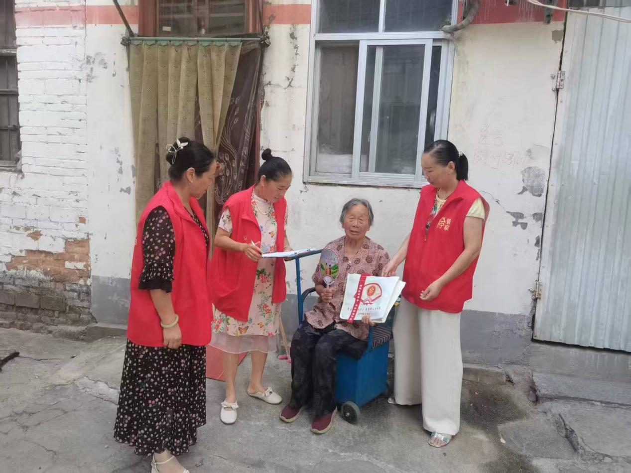 汝南县汝宁街道：炎炎夏日送清凉 网格服务暖人心
