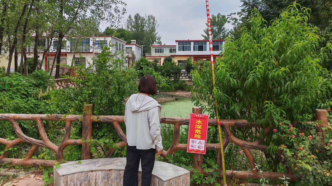 新蔡县砖店镇：设置救生竹竿筑牢防溺水安全防线