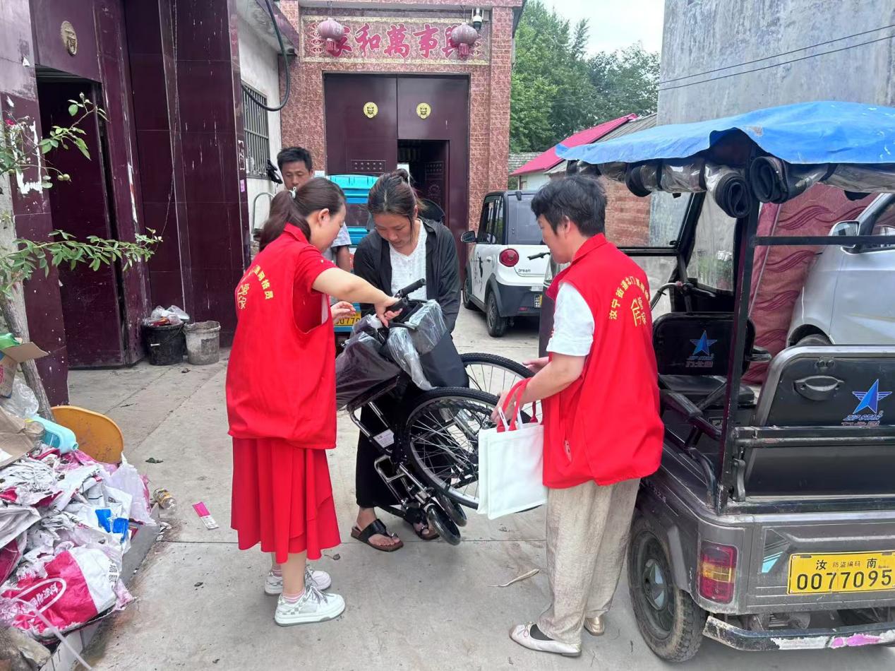 汝南：北门里社区盛夏送清凉暖人心 及时相助解残障居民轮椅难题