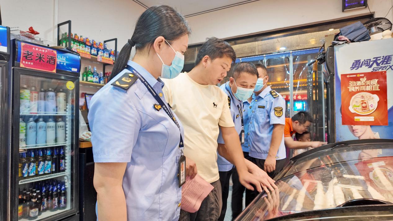 新县多部门联合夜查守护舌尖安全 筑牢夜市经济“防火墙”